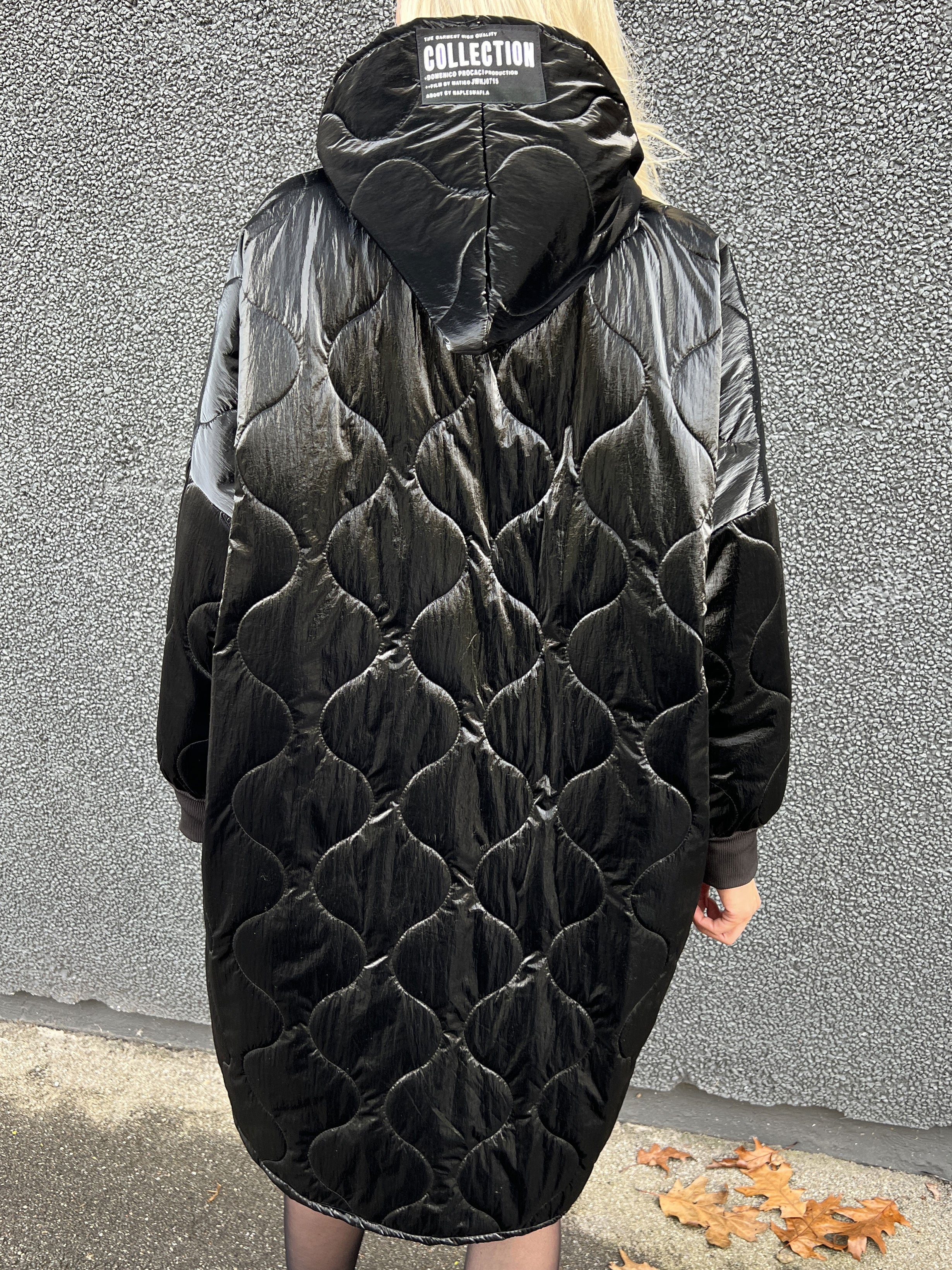 Valeria - Svart överdimensionerad glänsande jacka med vit skrift